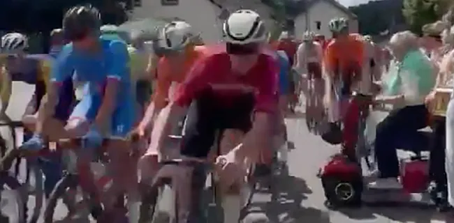 Hallucinante beelden! Scootmobiel rijdt in op peloton, ravage is groot