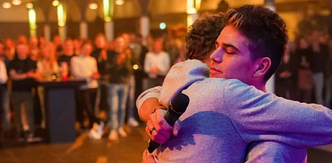 Van Aert en Van Hooydonck delen innig moment op ploegfeest TJV