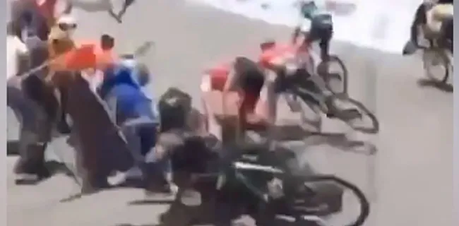 Onwaarschijnlijk: motard maait renners los van de baan