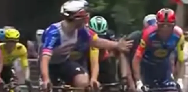 Ongeziene beelden: Evenepoel maakt zich woest op tegenstander
