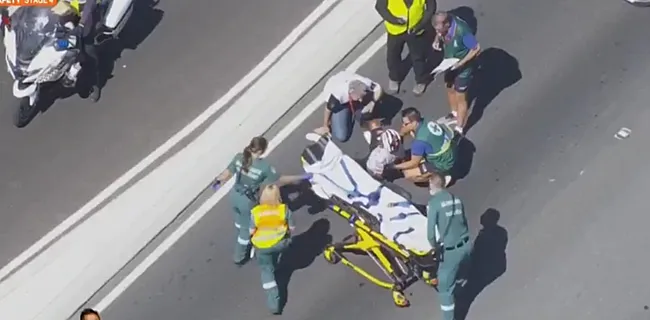 Flinke uppercut: meesterknecht Pogacar afgevoerd naar ziekenhuis