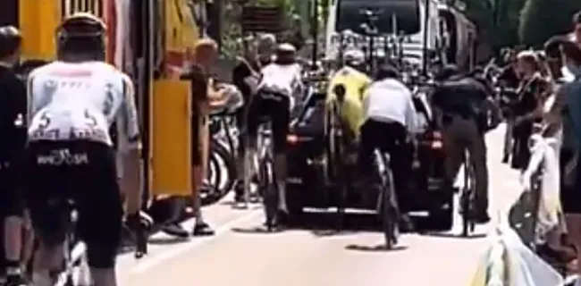 Beelden crash Pogacar en Visma-wagen duiken op