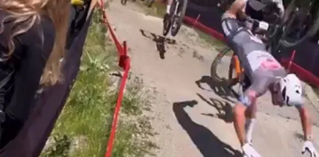 TUSSENSPRINT: nieuwe beelden crash Van der Poel, Giro-opgave Roglic?