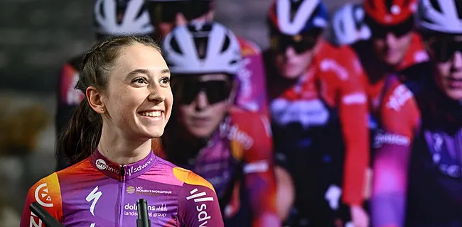 Ploeggenote Kopecky hangt noodgedwongen fiets aan de haak