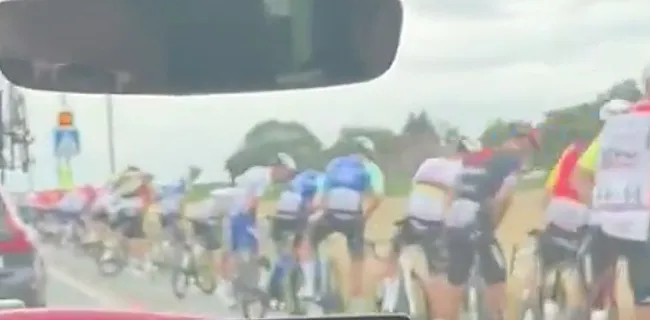 Hilarische beelden: Tourstart begint met opvallend tafereel