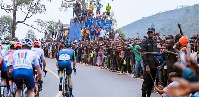 BEZEMWAGEN. Ware volksfeesten in Rwanda, adembenemend trainingsdecor voor Benoot