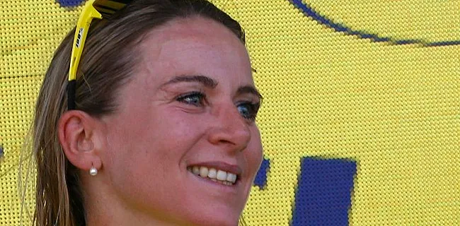 Van Vleuten viert eindoverwinning in de Tour op wel heel speciale manier