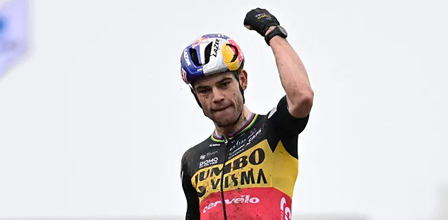 Van Aert maakt brandhout van Van der Poel en wint Duinencross