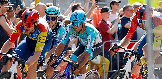 Ophef in Giro: renner meteen uit koers gezet na kopstoot in volle sprint