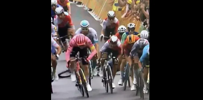 🎥 Waanzin: Zingle springt aan hoge snelheid met fiets over gevallen Pedersen