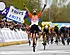 Van Aert moet hoofd buigen op de streep na thriller in Dwars door Vlaanderen